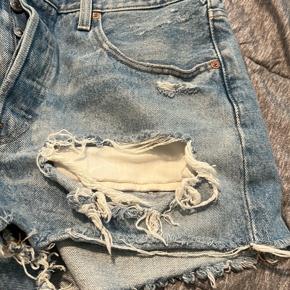 Funny tattered Levi shorts - Picture 3 of 8